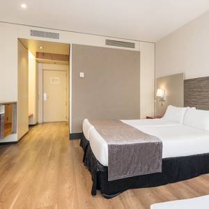Dreibettzimmer Hotel ILUNION Barcelona